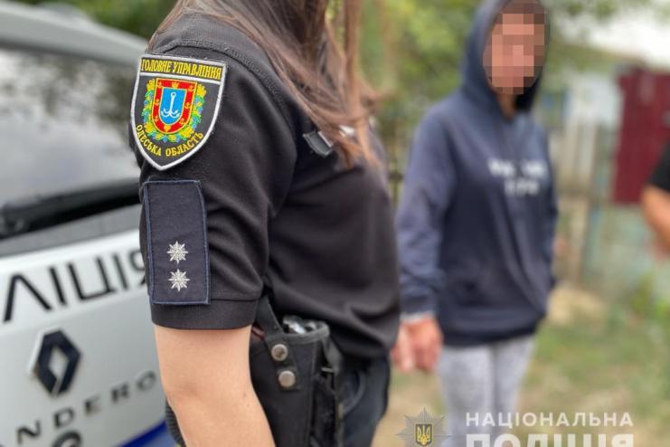 Випили і посварились: на Одещині 32-річна жителька встромила ніж у спину чоловіку (відео)